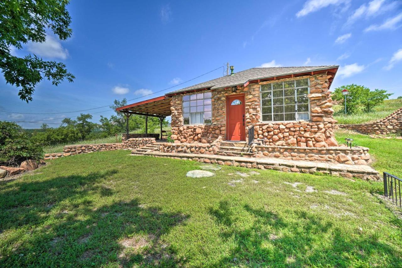 Enchanting Hilltop Cottage In Medicine Park! 외부 사진