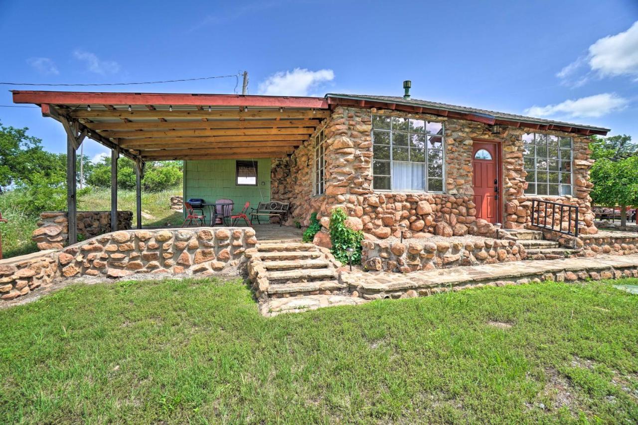 Enchanting Hilltop Cottage In Medicine Park! 외부 사진