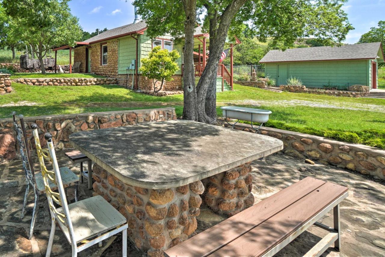 Enchanting Hilltop Cottage In Medicine Park! 외부 사진