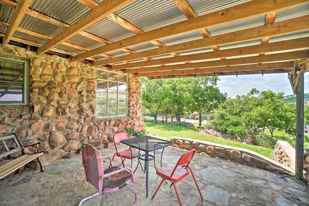 Enchanting Hilltop Cottage In Medicine Park! 외부 사진
