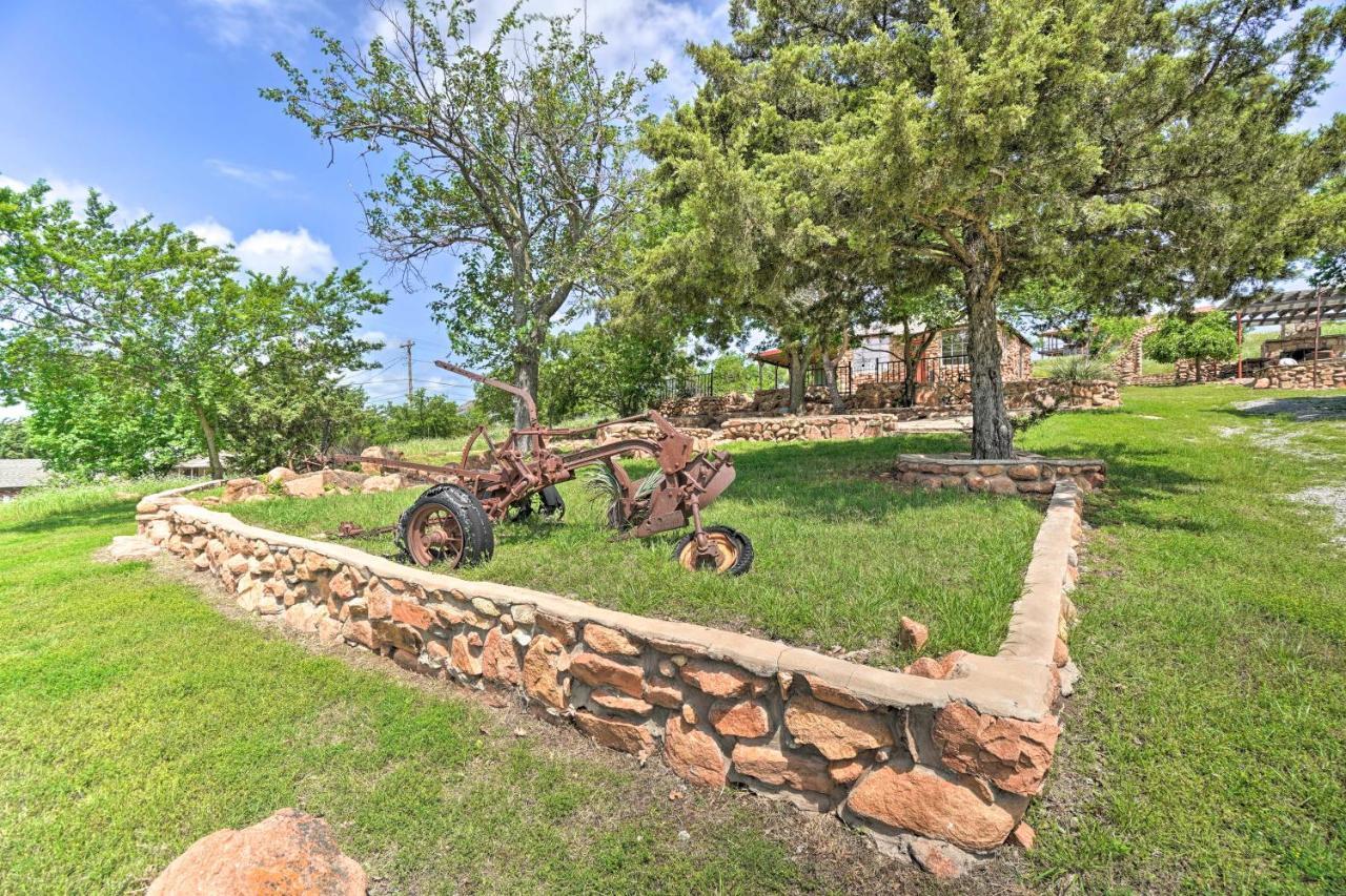 Enchanting Hilltop Cottage In Medicine Park! 외부 사진