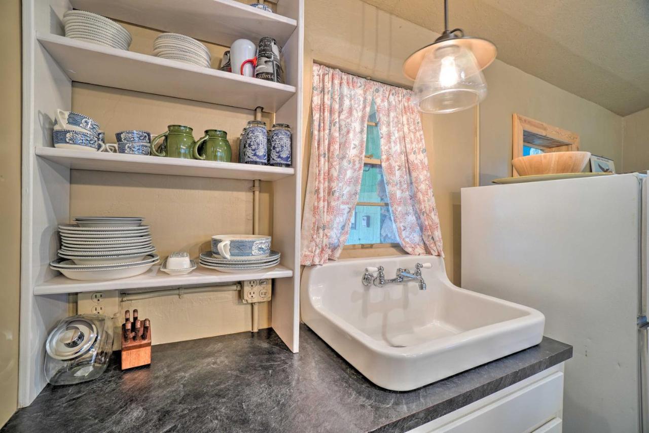 Enchanting Hilltop Cottage In Medicine Park! 외부 사진