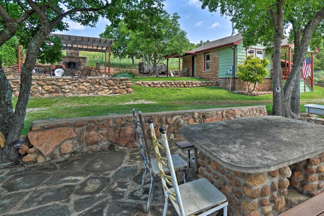 Enchanting Hilltop Cottage In Medicine Park! 외부 사진
