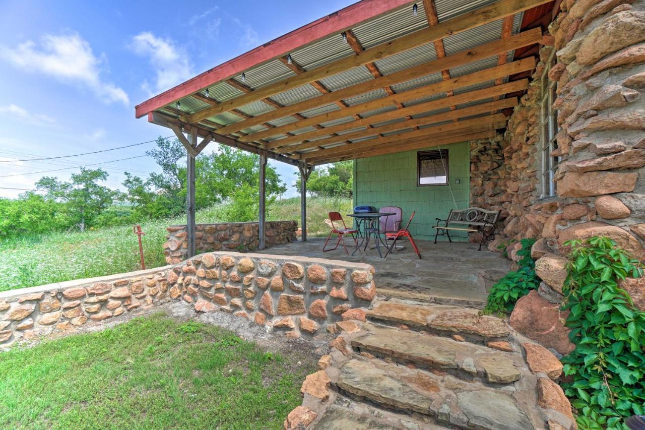 Enchanting Hilltop Cottage In Medicine Park! 외부 사진