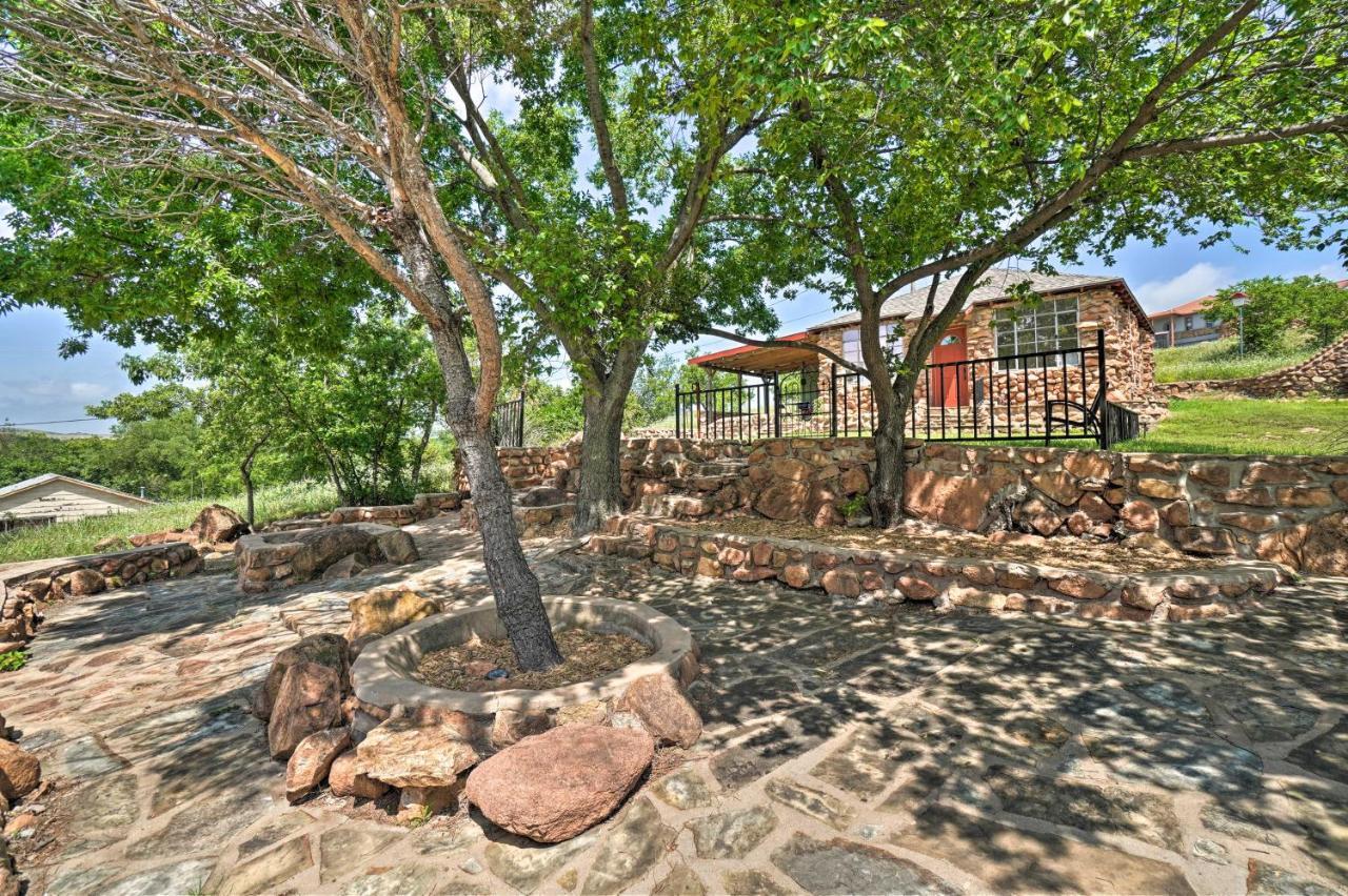 Enchanting Hilltop Cottage In Medicine Park! 외부 사진