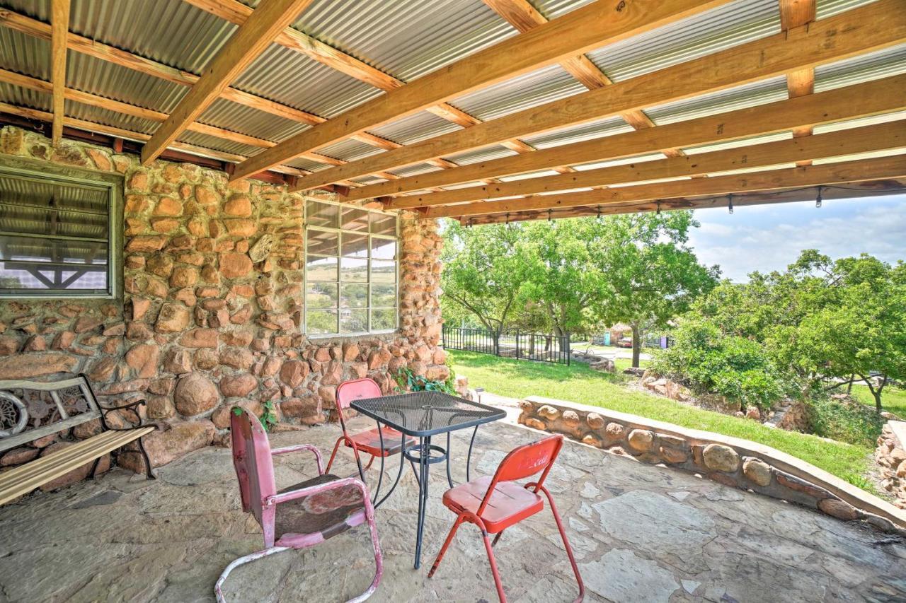 Enchanting Hilltop Cottage In Medicine Park! 외부 사진
